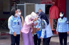 Hirup Udara Bebas Usai 10 Tahun Dipenjara, Angelina Sondakh Menangis dan Cium Tangan Petugas Lapas
