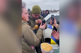 Tentara Rusia Menangis Saat Orang Ukraina Memberinya Makan dan Membantu Menelepon Ibunya