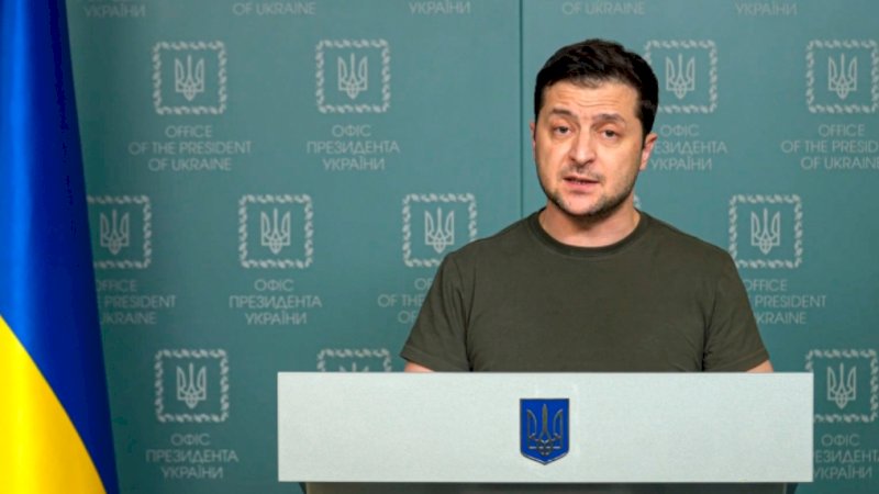 Presiden Ukraina Volodymyr Zelensky tetap berada di Kyiv untuk menggalang rakyatnya melawan invasi [Kantor Pers Presiden Ukraina via AP]