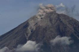 Warga Kembali Diterpa Hujan Abu, Terdengar Dentuman Keras