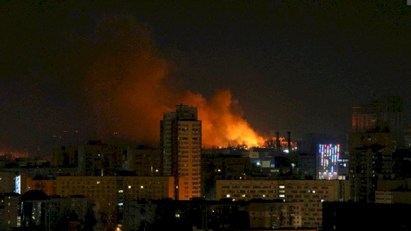 Asap dan api membubung selama penembakan di dekat Kyiv, saat Rusia melanjutkan invasi ke Ukraina ( Foto: REUTERS/Gleb Garanich) 