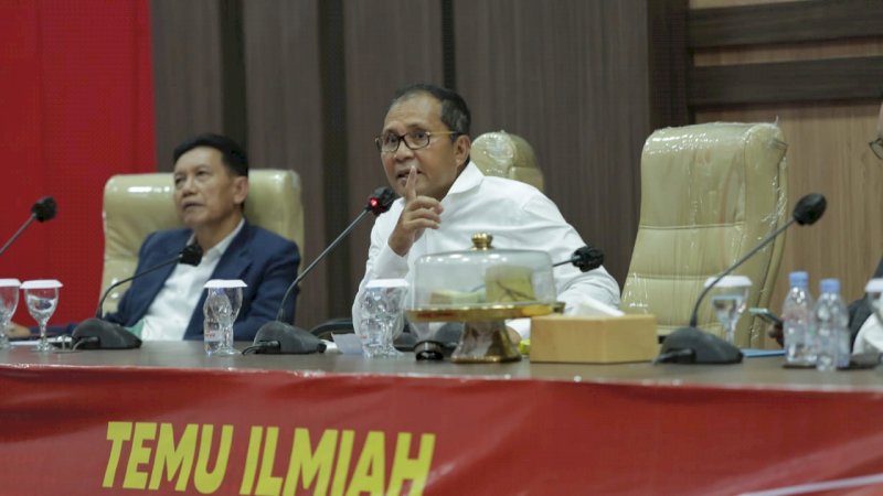 Wali Kota Makassar Moh Ramdhan “Danny” Pomanto jadi Nara Sumber pada acara IKA Alumni Universitas Hasanuddin Makassar pada temu ilmiah nasional yang di gelar di aula Prof Dr Baharuddin Lopa Fakultas Hukum Unhas, Kamis (3/3/2022).