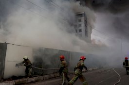 Pembangkit Listrik Tenaga Nuklir Terbesar di Eropa Terbakar Setelah Serangan Rusia