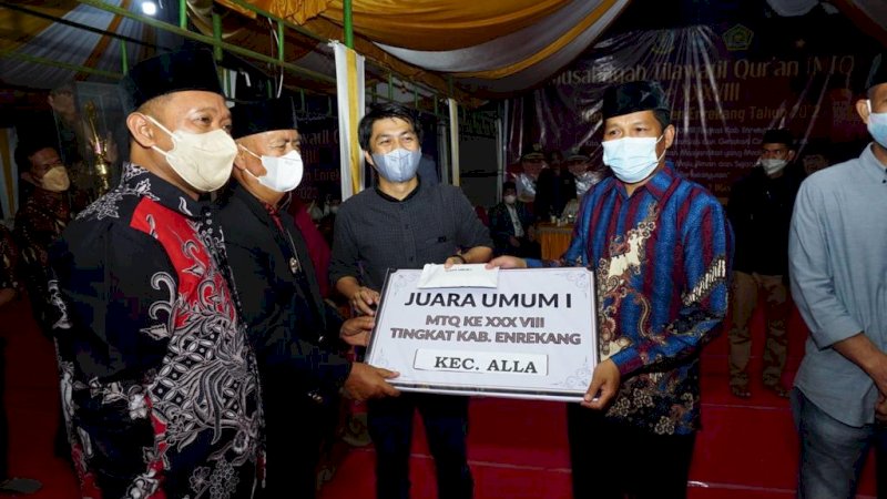 Bupati Enrekang, Muslimin Bando menyerahkan hadiah juara I MTQ XXXVIII Tingkat Kabupaten Enrekang.