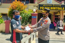 Jumat Berkah, Bhayangkari Polrestabes Makassar Bersama Polsek Bontoala Bagikan Sembako kepada Masyarakat