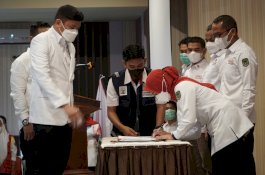 Adnan Purichta Lantik Indah Putri Indriani Pimpin PMI Luwu Utara