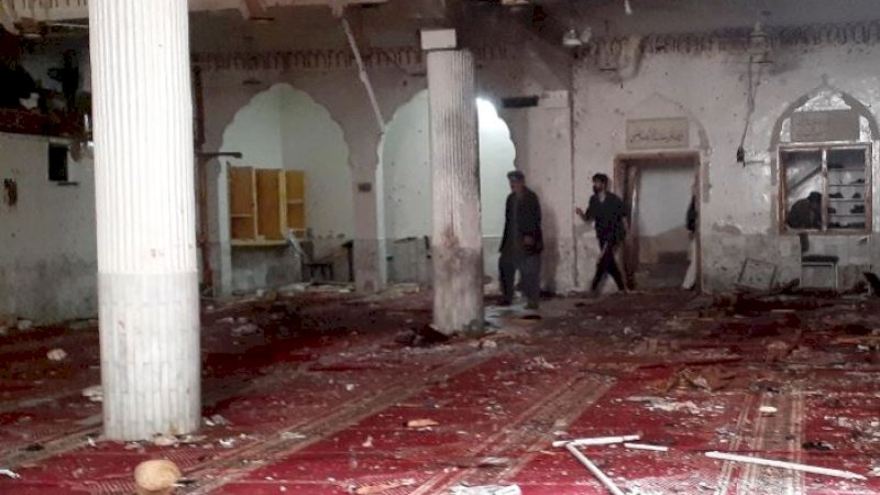 Sisa-sisa ledakan bom di masjid Syiah di Kota Peshawar, Pakistan. (Foto: AP/Muhammad Sajjad)