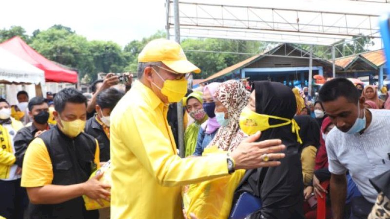 Ketua DPD I Golkar Sulsel, Taufan Pawe, berinteraksi dengan warga dalam salah satu kegiatan Golkar.