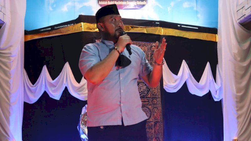 Camat Panakkukang, Andi Pangerang Nur Akbar menghadiri peringatan Isra Mi'raj di Masjid Nurut Taqwa Kelurahan Paropo, Sabtu (5/3/2022) malam