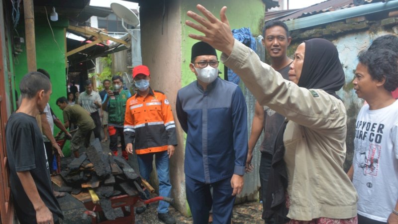 Badan Amil Zakat Nasional (Baznas) Kota Makassar memberi bantuan kepada korban kebakaran yang terjadi di Jalan Buakana Raya, Kecamatan Rapoccini, Kota Makassar, Sabtu, (5/3/2022).