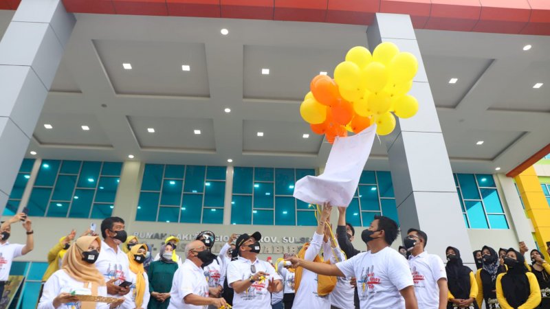 Peringatan hari ginjal sedunia di Parepare ditandai dengan pelepasan Balon WKD oleh Wali Kota Parepare, Taufan Pawe, di Rumah Sakit Regional dr Hasri Ainun Habibie, Minggu, (6/2/ 2022).