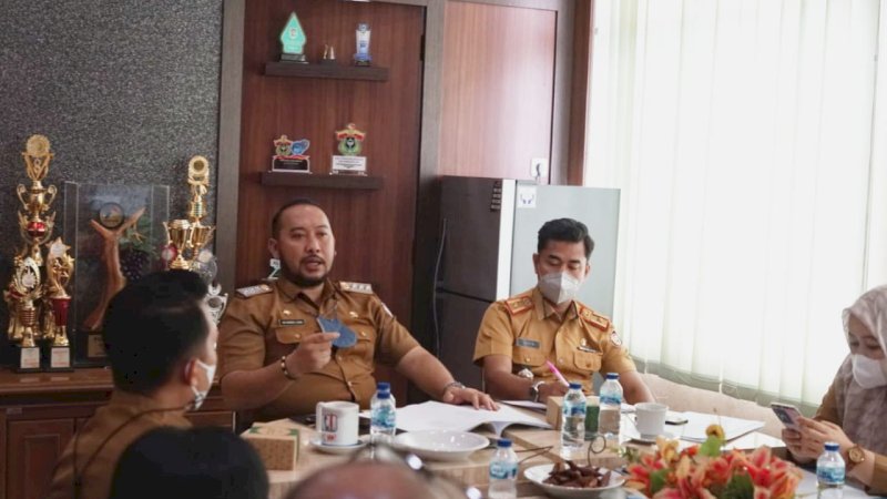 Camat Panakkukang, Andi Pangeran Nur Akbar saat menggelar rapat di Ruangan Kantor Kecamatan Panakkukang, Senin (7/3/2022)