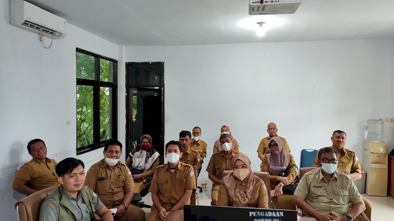 Kadis PU Makassar,  Zuhaelsi Zubir saat mengikuti Pra Rakorsus secara virtual,  di Ruang Kerja Dinas PU Makassar,Senin,(7/3/22).