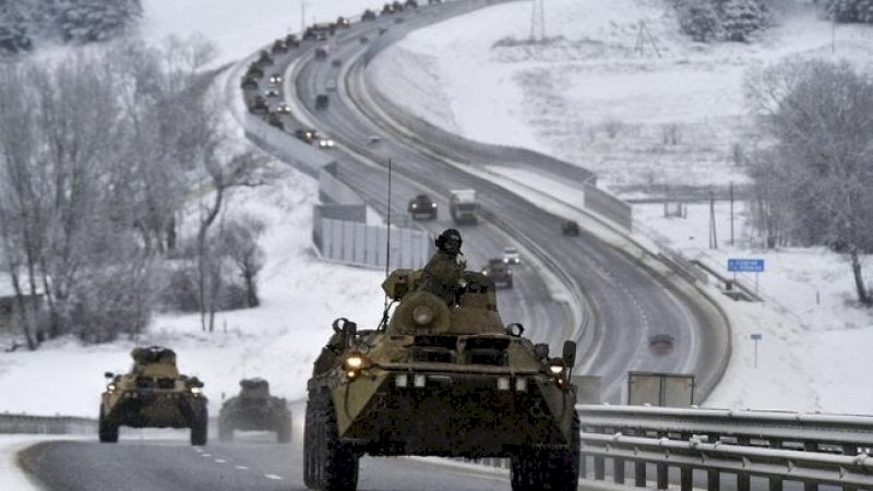 Konvoi kendaraan lapis baja Rusia bergerak di sepanjang jalan Krimea. Foto: AP Photo/File