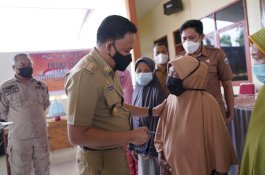 Bupati Bantaeng Salurkan Bantuan untuk 68 Korban Angin Kencang