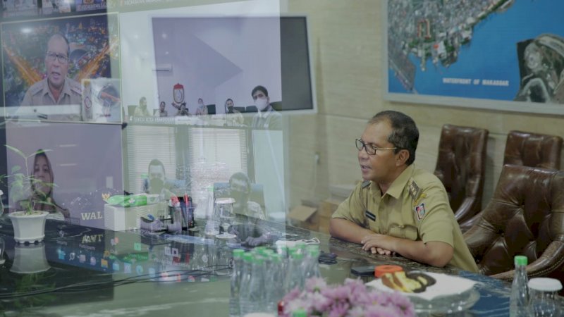 Wali Kota Makassar, Moh Ramdhan Pomanto saat mengikuti rakor virtual bersama jajaran SKPD Pemkot membahas Laskar Pelangi, di kediaman pribadinya, Selasa, (8/3/22).