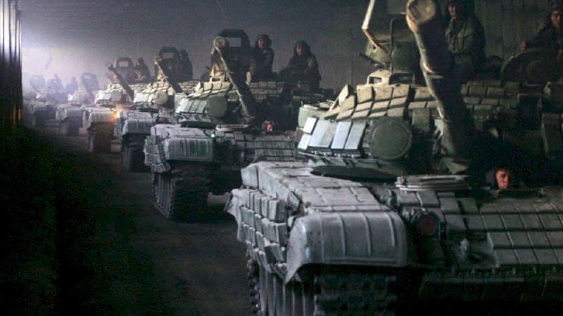 Ilustrasi-Pasukan tank Rusia. Foto: DMITRY KOSTYUKOV / AFP
