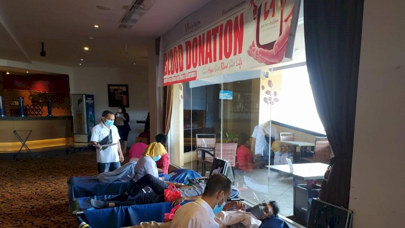 Bekerja sama dengan PMI Kota Makassar, Swiss-Belinn Panakkukang Makassar gelar donor darah dalam rangka menyambut HUT yang ke-10, Selasa (7/3/2022). 
