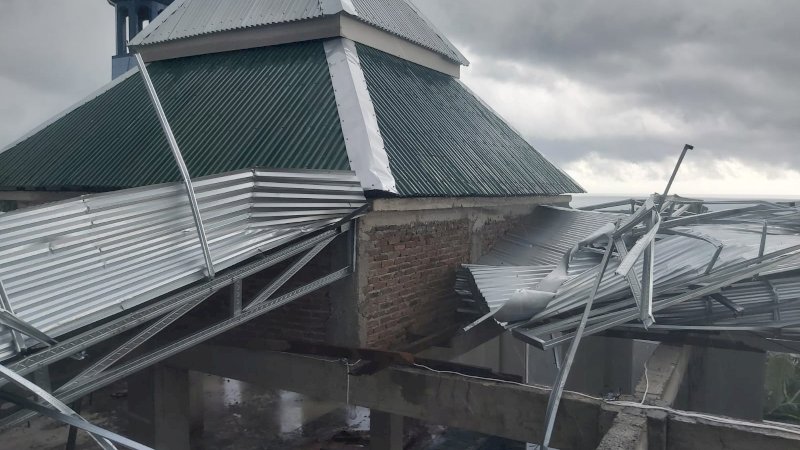 Salah satu Masjid di Jeneponto yang rusak akibat diterjang angin puting beliung, Rabu (9/3/2022). 