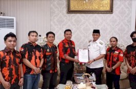 Silaturahmi dengan Bupati, MPC Pemuda Pancasila Wajo Serahkan SK Kepengurusan