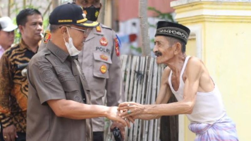 Bupati Jeneponto, Iksan Iskandar (kiri), berinteraksi dengan salah seorang warga.