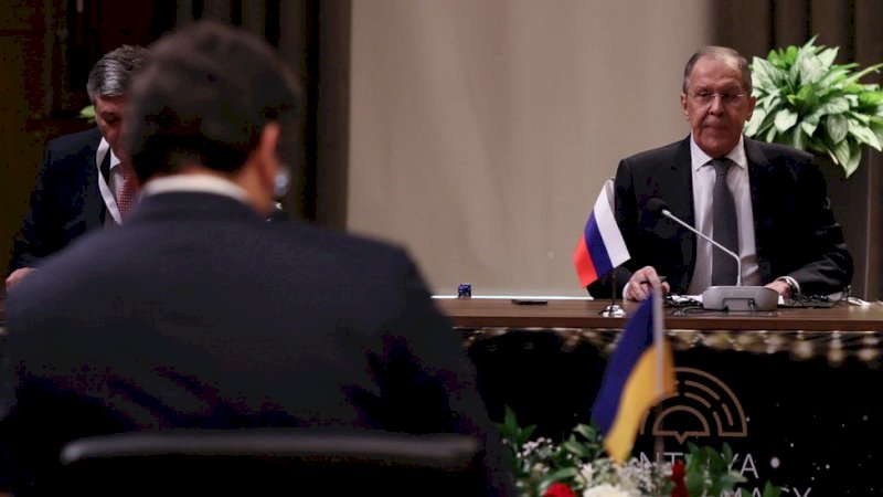 Lavrov Rusia (kanan) dalam pembicaraan dengan Kuleba Ukraina (Foto Reuters)