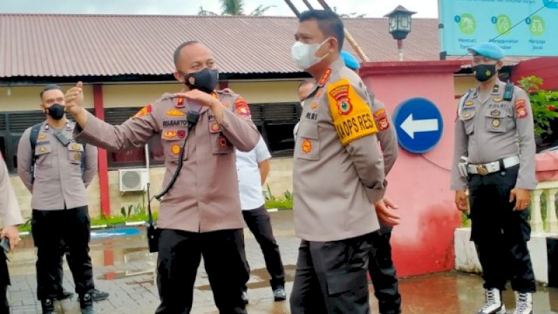 Kapolrestabes Makassar, Kombes Pol Budhi Haryanto dan Kapolsek Biringkanaya, Kompol Rujiyanto Dwi Poernomo.
