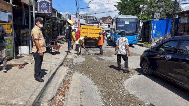 Jalanan berlubang yang selama ini dikeluhkan masyarakat dan pengendara kini ditimbun.