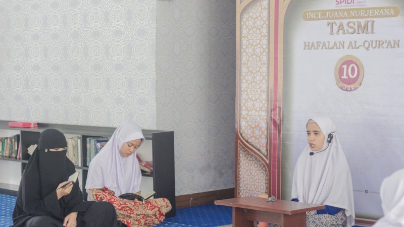 Ince Juana siswi Sekolah Putri Darul Istiqamah ( Spidi) menamatkan hafalan Al- Qur'an 30 Juz di tenda pengungsian