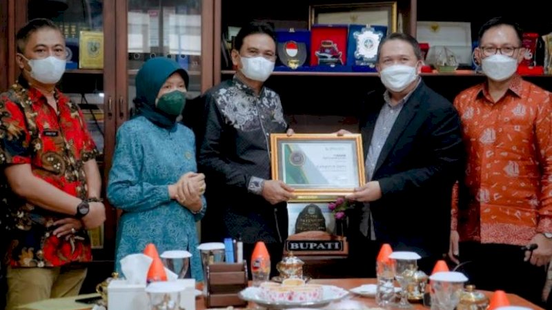 Bupati Barru, Suardi Saleh (tengah), menerima penghargaan Universal Health Coverage 2021 dari BPJS Kesehatan, Jumat (11/3/2022).