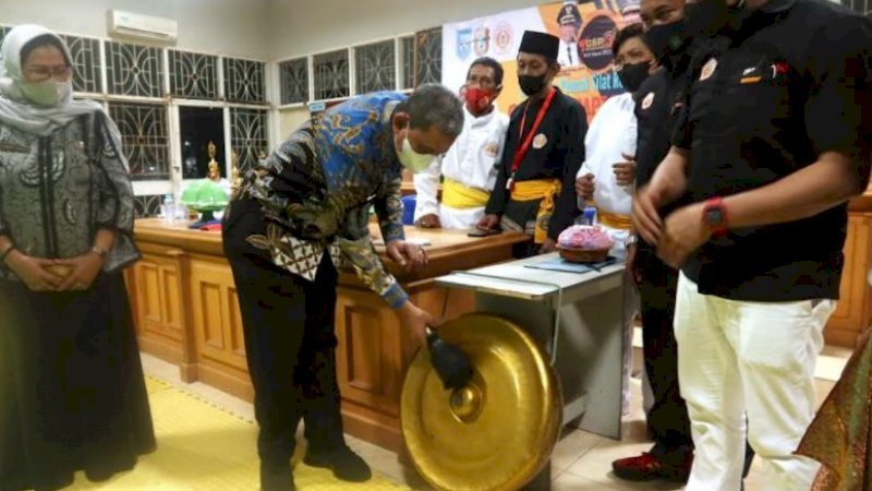 Bupati Wajo, Amran Mahmud, memukul gong sebagai tanda dimulainya kejuaraan silat Garuda Sayap Putih Championship 3 di Gedung PKK Wajo, Jumat (11/3/2022).