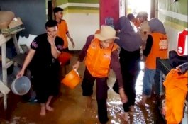 Pascabanjir, TNI AL Bersama Pramuka Lutim Bantu Warga Bersihkan Lumpur