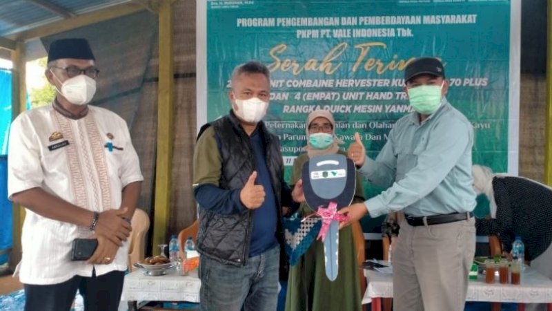 General Manager Social Development Program PT Vale, Ardian Putra, menyerahkan bantuan secara simbolis kepada Bupati Luwu Timur, Budiman.