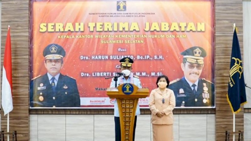 Acara serah terima jabatan (sertijab) dari Kakanwil Harun Sulianto kepada Kakanwil yang baru Liberti Sitinjak di Aula Kanwil Kemenkumham Sulsel, Selasa (8/3/2022).