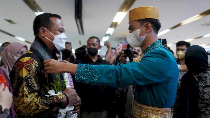 Masyarakat Antusias Sambut Kedatangan Gubernur Sulsel di Bandara Sultan Hasanuddin
