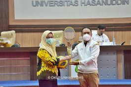 Unhas Terima Bantuan Peralatan Olahraga dari Menpora