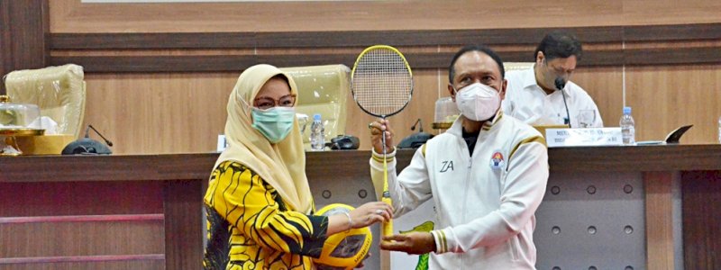 Unhas Terima Bantuan Peralatan Olahraga dari Menpora