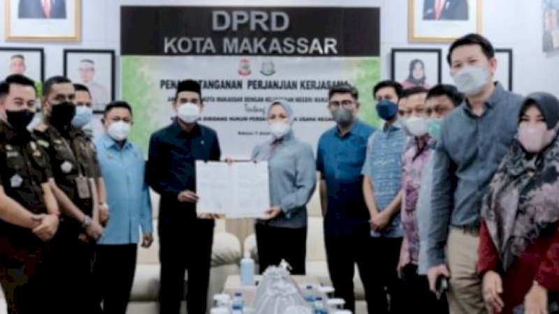 DPRD Kota Makassar menandatangani perjanjian kerja sama dengan Kejari Makassar di Kantor DPRD Makassar, Selasa (11/1/2022).