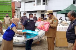 Bupati Maros Chaidir Syam Terima Bantuan Logistik dari Kemensos