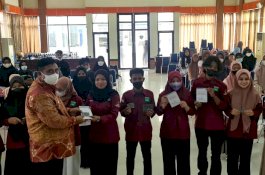 Bupati Chaidir Syam Serahkan Bantuan Beasiswa ke 159 Mahasiswa Asal Maros