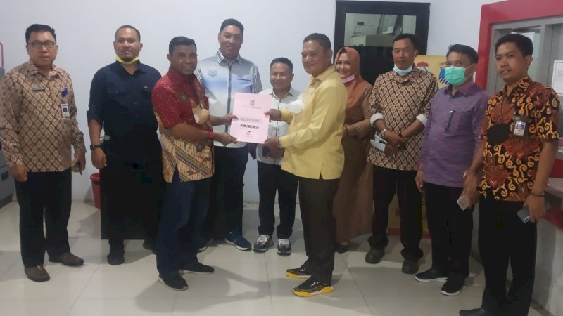 Penjabat Direksi PD Parkir Makassar Raya, Nikolaus Beni saat menerima kunjungan dari  Anggota Fraksi Golkar DPRD Gorontalo, Iskandar Mangopa dan rombongan beberapa hari lalu. 