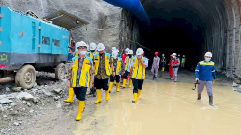 Sukriansyah S. Latief (depan) di lokasi pembangunan Bendungan Bulango Ulu di Kabupaten Bone Bolango, Gorontalo, Senin (14/3/2022).