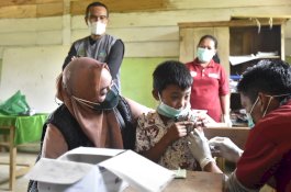 Bupati Luwu Utara Bareng Siswa SD di Seko Serukan