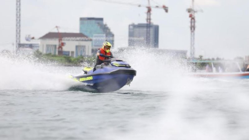 Aksi Wali Kota Parepare, Taufan Pawe, menunggangi jetski di Pantai Losari Makassar, Ahad (13/3/2022).