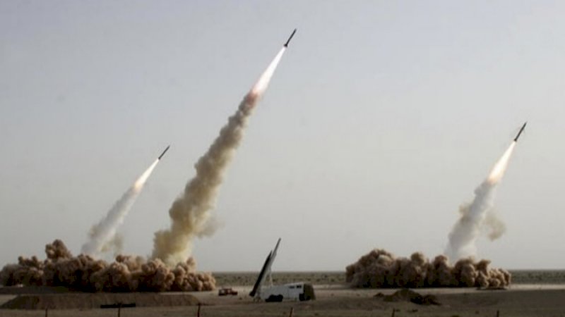 Ilustrasi -
Foto yang dirilis pada 10 Juli 2008 oleh situs berita Garda Revolusi Iran, Sepah News, tiga rudal meluncur di udara dari lokasi yang dirahasiakan pada 9 Juli 2008. (AFP/SEPAH NEWS)