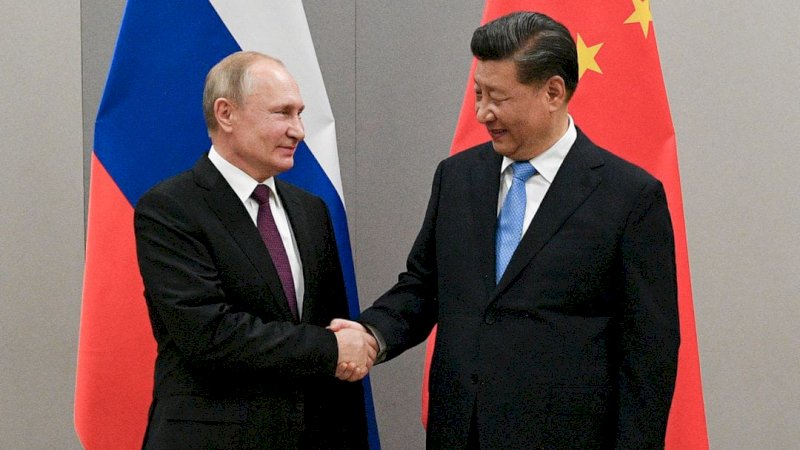 Presiden Rusia Vladimir Putin berjabat tangan  dengan Presiden China  Xi Jinping (Foto: Sputnik/Ramil Sitdikov/Kremlin via REUTERS)