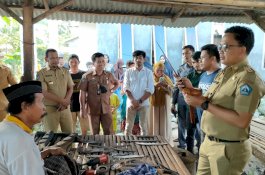 Berkat Bantuan Modal Usaha Pemkab Bantaeng, Produksi dan Penjualan Pandai Besi Meningkat
