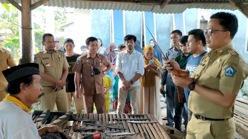 Berkat Bantuan Modal Usaha Pemkab Bantaeng, Produksi dan Penjualan Pandai Besi Meningkat