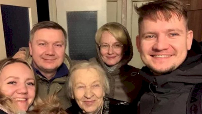 Dmytro Tkachuk (kanan) bersama saudara perempuan, ibu, nenek, dan tetangganya. (Foto: BBC Indonesia)