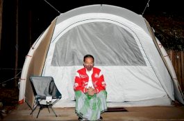 FOTO-FOTO: Gaya Presiden Jokowi Berkemah Pakai Sarung dan Sepatu Kets